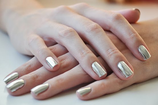 O esmalte prata vai fazer sucesso em 2016 (Foto: Reprodução)